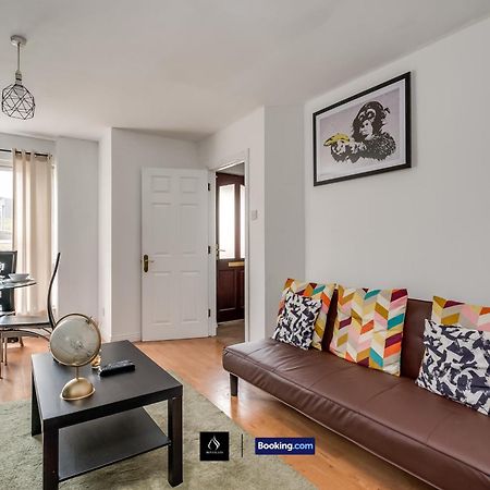 2 Bed House By Boyeilles Apartments Short Lets & Serviced Accommodation Belfast With Balcony & Free Parking エクステリア 写真