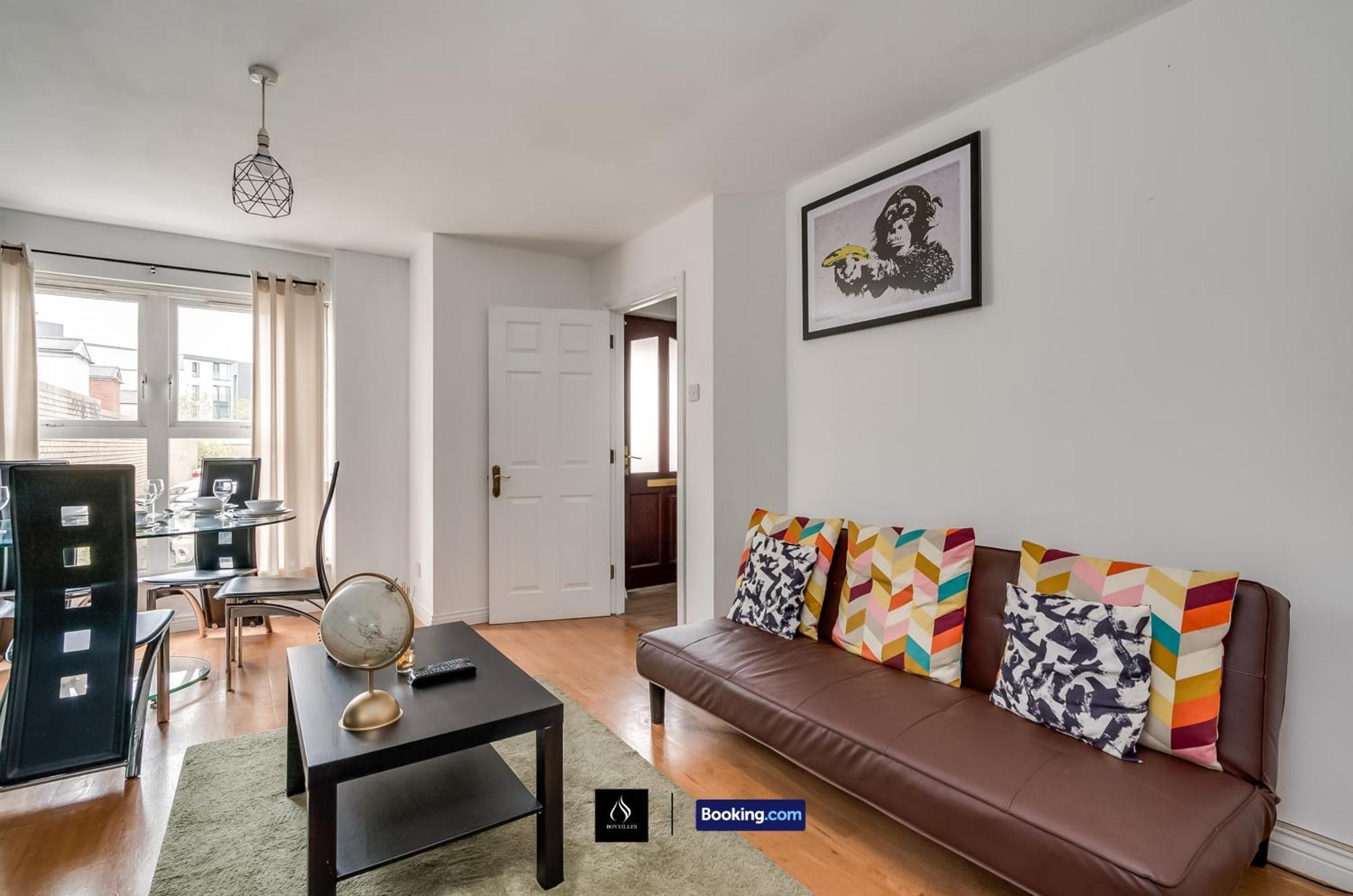 2 Bed House By Boyeilles Apartments Short Lets & Serviced Accommodation Belfast With Balcony & Free Parking エクステリア 写真