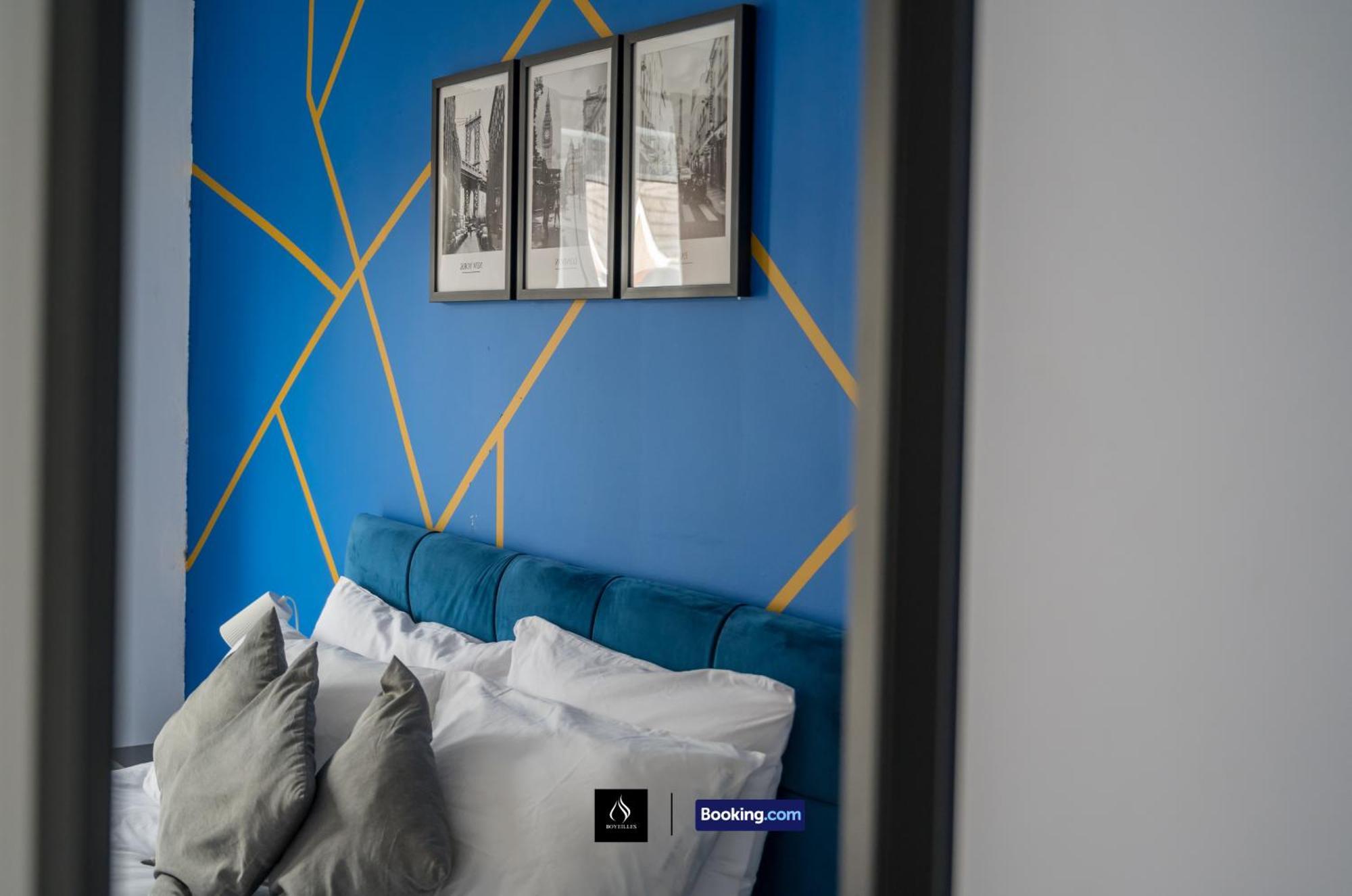2 Bed House By Boyeilles Apartments Short Lets & Serviced Accommodation Belfast With Balcony & Free Parking エクステリア 写真