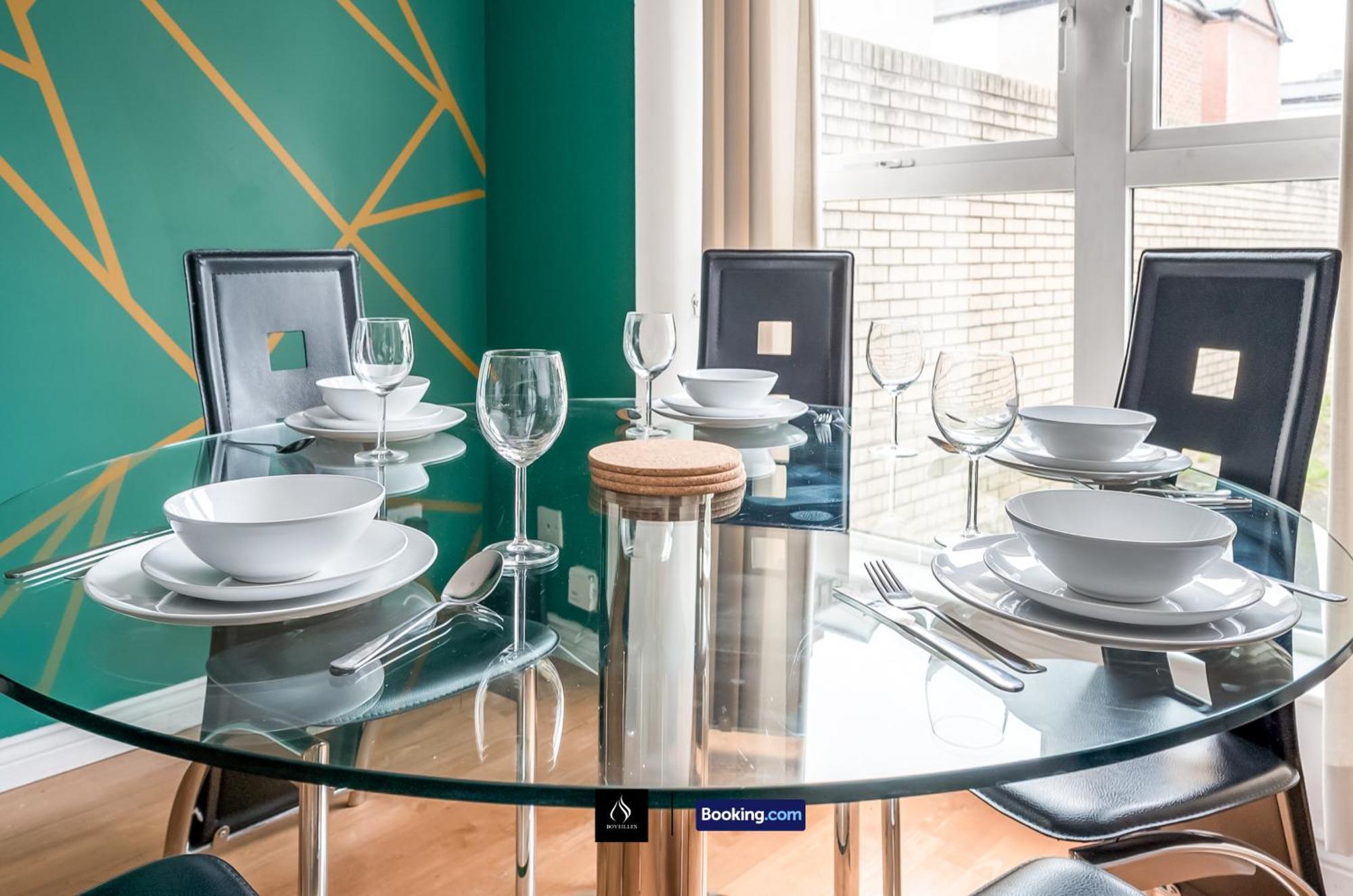 2 Bed House By Boyeilles Apartments Short Lets & Serviced Accommodation Belfast With Balcony & Free Parking エクステリア 写真