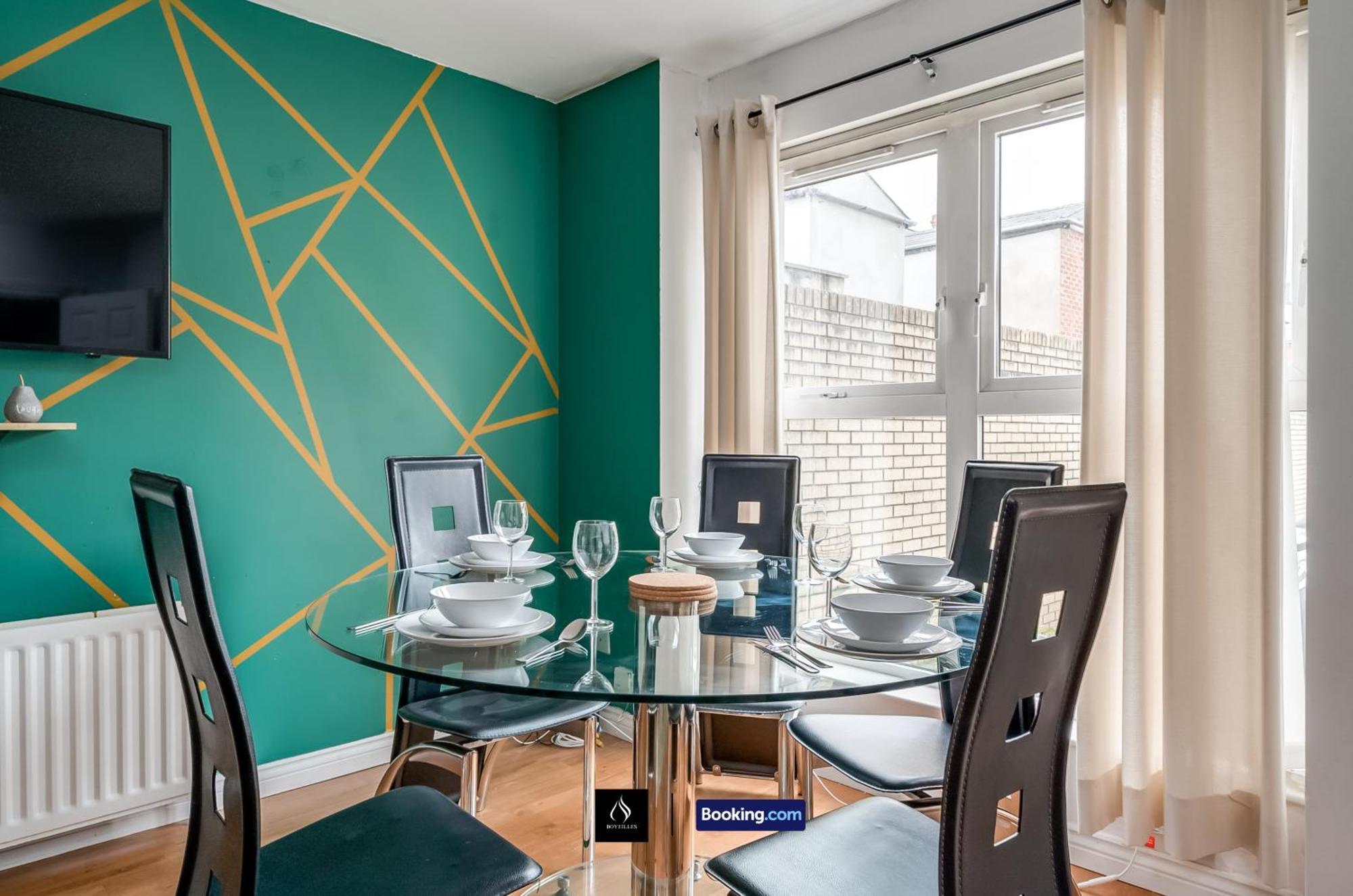 2 Bed House By Boyeilles Apartments Short Lets & Serviced Accommodation Belfast With Balcony & Free Parking エクステリア 写真