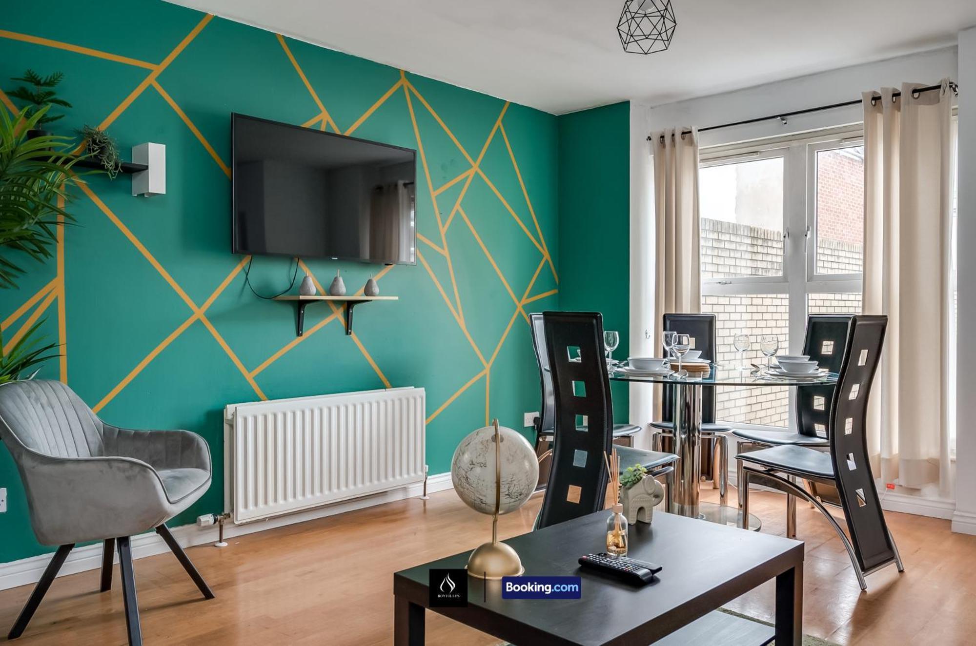 2 Bed House By Boyeilles Apartments Short Lets & Serviced Accommodation Belfast With Balcony & Free Parking エクステリア 写真
