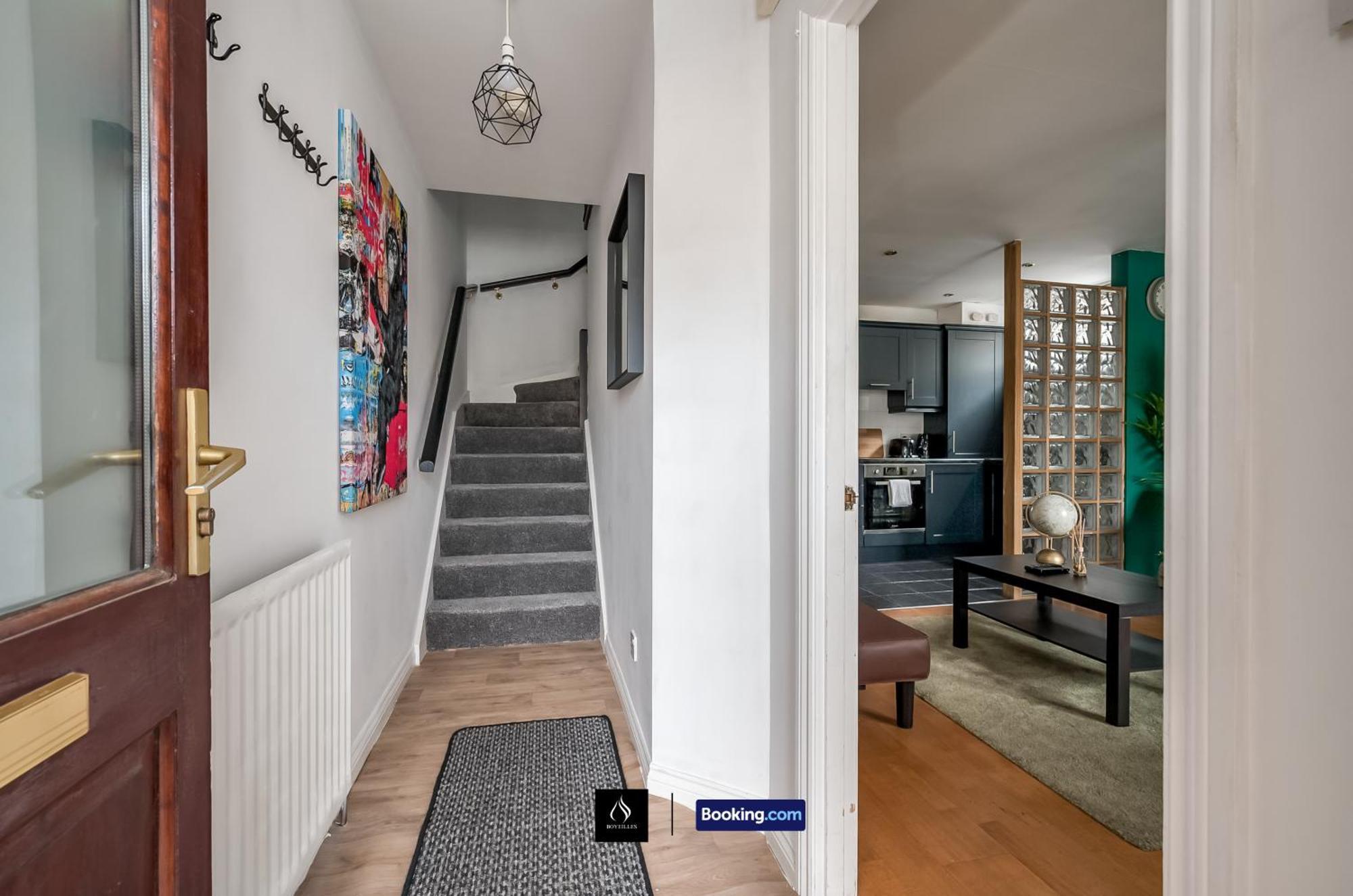 2 Bed House By Boyeilles Apartments Short Lets & Serviced Accommodation Belfast With Balcony & Free Parking エクステリア 写真