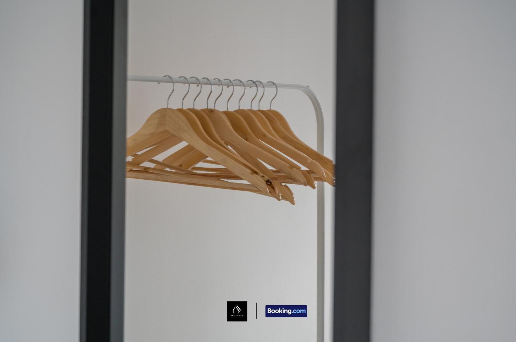 2 Bed House By Boyeilles Apartments Short Lets & Serviced Accommodation Belfast With Balcony & Free Parking エクステリア 写真