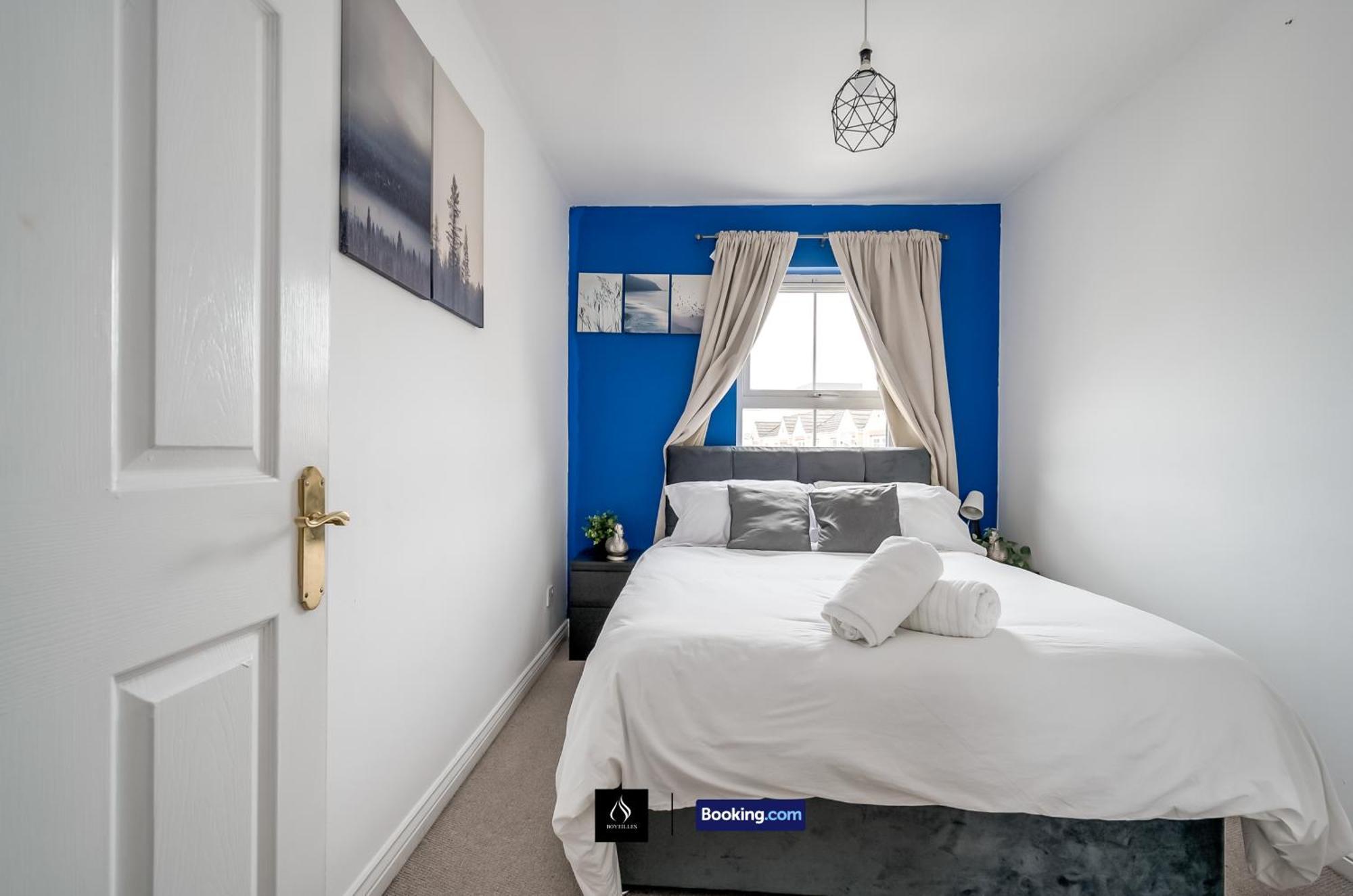 2 Bed House By Boyeilles Apartments Short Lets & Serviced Accommodation Belfast With Balcony & Free Parking エクステリア 写真
