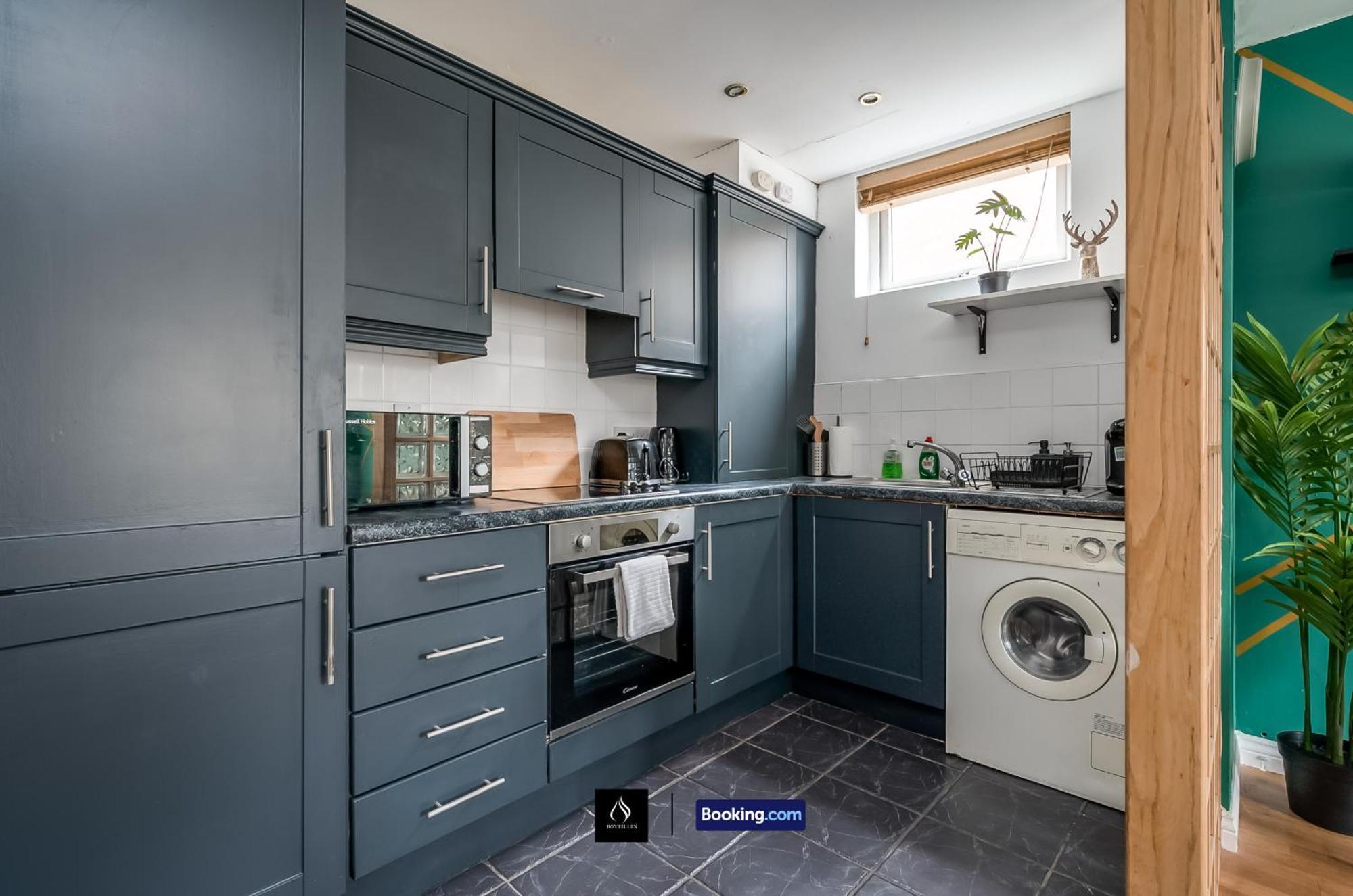 2 Bed House By Boyeilles Apartments Short Lets & Serviced Accommodation Belfast With Balcony & Free Parking エクステリア 写真