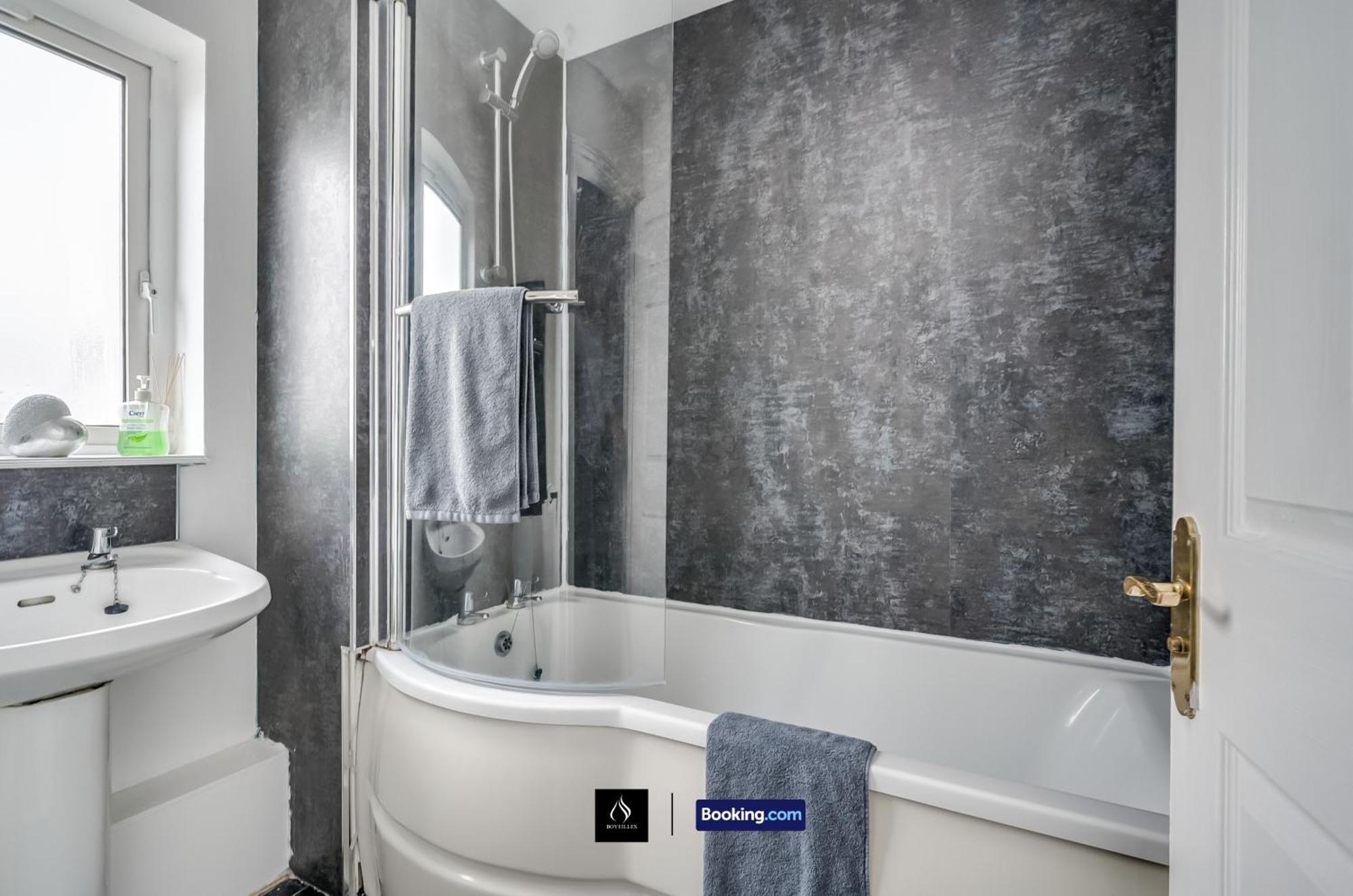 2 Bed House By Boyeilles Apartments Short Lets & Serviced Accommodation Belfast With Balcony & Free Parking エクステリア 写真