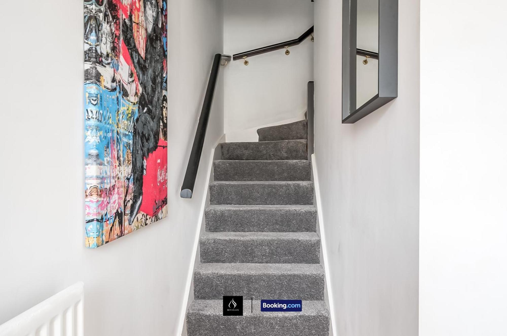 2 Bed House By Boyeilles Apartments Short Lets & Serviced Accommodation Belfast With Balcony & Free Parking エクステリア 写真