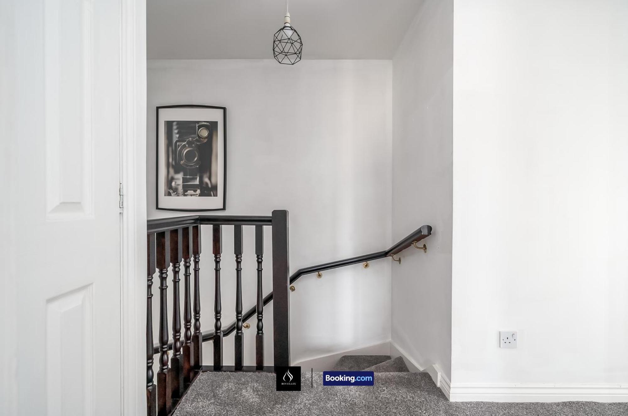 2 Bed House By Boyeilles Apartments Short Lets & Serviced Accommodation Belfast With Balcony & Free Parking エクステリア 写真