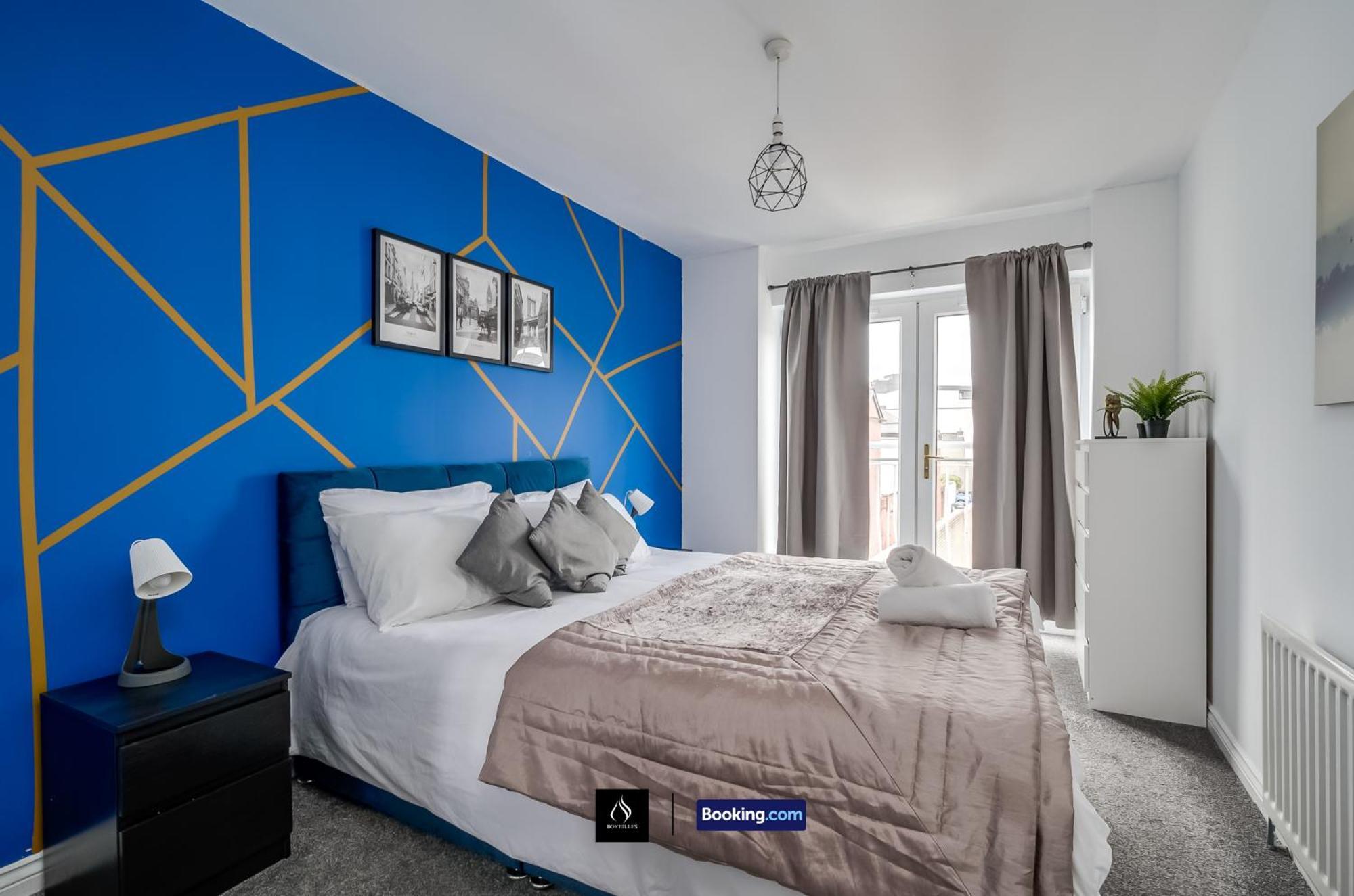 2 Bed House By Boyeilles Apartments Short Lets & Serviced Accommodation Belfast With Balcony & Free Parking エクステリア 写真